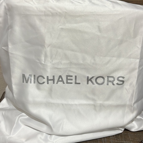 Michael Kors quilted Large Blaire North/South Chain Tote in beige - Picture 12 of 14